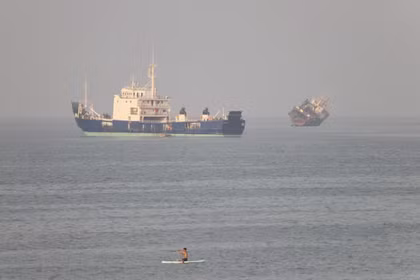Các tàu thuyền trên eo biển Hormuz gần bãi biển Bandar Abbas, Iran, ngày 21/6. Ảnh: Reuters.