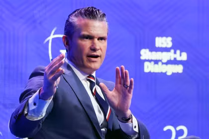 Bộ trưởng Chiến tranh Mỹ Pete Hegseth có bài phát biểu quan trọng tại Đối thoại Shangri-La ở Singapore hôm 30/5. Ảnh: Reuters.