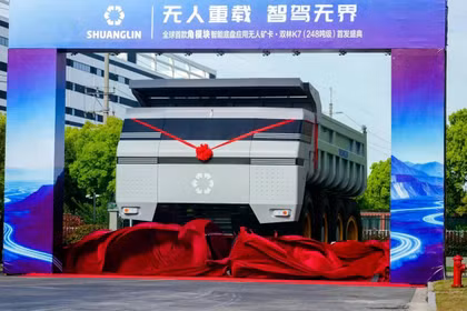 Chiếc xe khổng lồ Shuanglin K7 có thể thực hiện những động tác khó như quay tại chỗ. Ảnh: SCMP.
