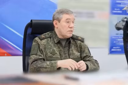 Tổng tham mưu trưởng Nga Valery Gerasimov trong chuyến thăm các đơn vị tiền tuyến. Ảnh: BQP Nga.