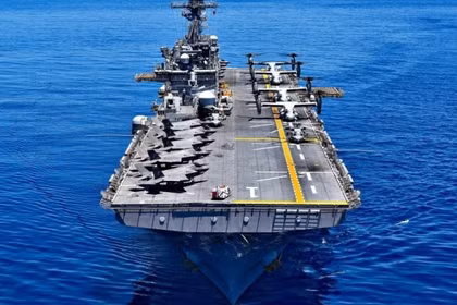 Tàu tấn công lớp Wasp của Mỹ được trang bị máy bay F-35B và MV-22B. Ảnh: MW.