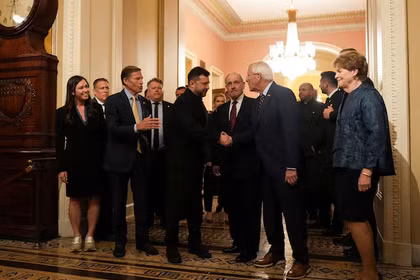 Tổng thống Ukraine Volodymyr Zelensky bắt tay với Thượng nghị sĩ Mỹ Roger Wicker khi ông đến dự cuộc họp với các thượng nghị sĩ Mỹ về Đạo luật trừng phạt Nga và Iran tại Điện Capitol ở Washington, D.C., ngày 28/7. Ảnh: Reuters.