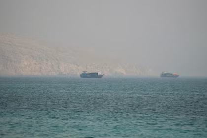 Các tàu thuyền tại eo biển Hormuz, nhìn từ Musandam, Oman, ngày 9/7. Ảnh: Reuters.