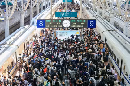 Hành khách tại ga xe lửa Nam Kinh, thành phố Nam Kinh, tỉnh Giang Tô, ngày 5/5. Ảnh: Xinhua.