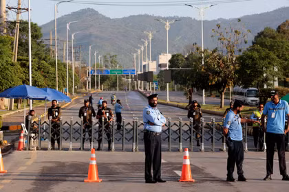 An ninh tại Islamabad, Pakistan được thắt chặt để chuẩn bị tiếp đón phái đoàn Mỹ và Iran, ngày 25/4. Ảnh: Reuters.