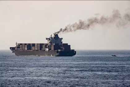 Lực lượng Mỹ tuần tra gần tàu chở hàng M/V Touska mang cờ Iran sau khi tàu này bị lực lượng Mỹ lên tàu và bắt giữ hôm Chủ nhật tuần trước, tại một vị trí được xác định là Biển Arab, theo hình ảnh được công bố ngày 20/4. Ảnh: Reuters.