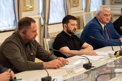Theo SVR, nhiều quan chức Ukraine đang bí mật chuyển gia đình, tài sản ra nước ngoài. Ảnh: Getty.