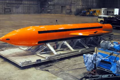 Một quả bom MOAB (Massive Ordinance Air Blast) tại căn cứ không quân Eglin, Florida, vào ngày 11/3/2003. Ảnh: Getty.