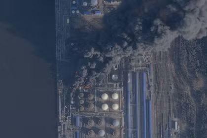 Hình ảnh vệ tinh cho thấy khói bốc lên từ cảng Ust-Luga thuộc vùng Baltic của Nga. Ảnh: Reuters.