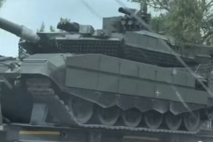 Xe tăng T-90M với lớp giáp bảo vệ được cải tiến và hệ thống Arena-M. Ảnh: MW.