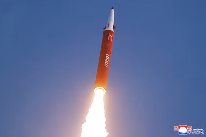 Hình ảnh do KCNA công bố cho thấy một tên lửa tầm trung được phóng trong cuộc tập trận do nhà lãnh đạo Triều Tiên Kim Jong-un giám sát, ngày 3/10. Ảnh: KCNA.