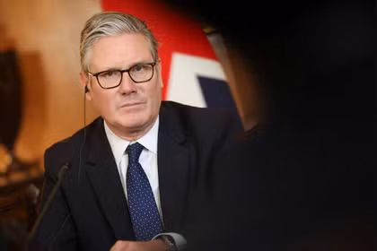 Thủ tướng Anh Keir Starmer và Thủ tướng Nhật Bản Sanae Takaichi (không có trong ảnh) tham dự cuộc họp bàn tròn kinh doanh tại Phố Downing ở London, Anh, ngày 14/6. Ảnh: Reuters.