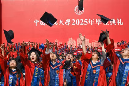Các sinh viên tốt nghiệp ăn mừng sau lễ tốt nghiệp tại Đại học Nhân dân Trung Quốc ở Bắc Kinh. Ảnh: Xinhua.