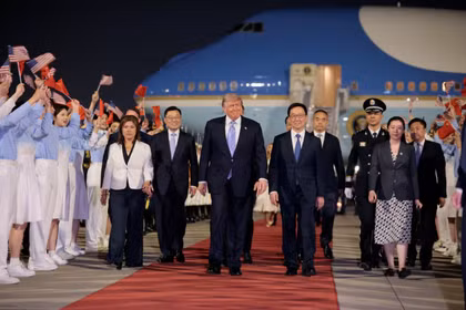 Tổng thống Mỹ Donald Trump tham dự lễ đón tiếp tại sân bay quốc tế thủ đô Bắc Kinh trong chuyến thăm Trung Quốc, ngày 13/5. Ảnh: Reuters.