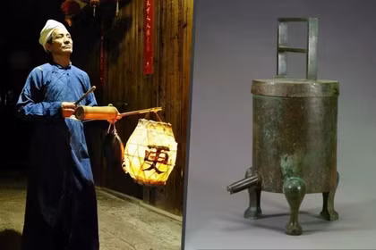 Để giữ gìn trật tự và theo dõi thời gian, những người tuần đêm thời Trung Quốc cổ đại đã tuần tra đường phố bằng hệ thống đồng hồ nước nhỏ giọt như hình trên. Ảnh: Sohu.