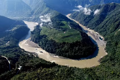 Sông Yarlung Tsangpo ở khu tự trị Tây Tạng của Trung Quốc. Ảnh: Getty.