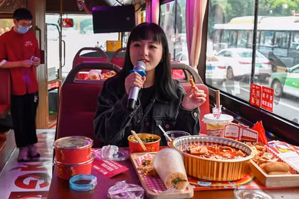 Một hành khách tự hát trên một chiếc xe buýt trang trí theo chủ đề lẩu ở Thành Đô, tỉnh Tứ Xuyên, Trung Quốc. ảnh: Getty.