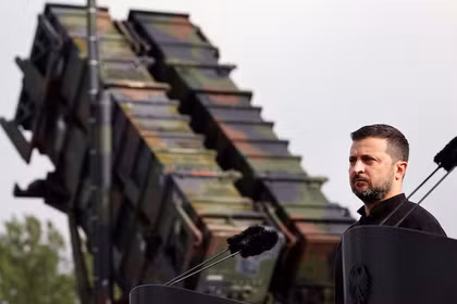 Tổng thống Ukraine Volodymyr Zelensky quan sát trong chuyến thăm một khu vực huấn luyện quân sự để tìm hiểu về việc huấn luyện binh sĩ Ukraine sử dụng hệ thống tên lửa phòng không Patriot, tại một địa điểm không được tiết lộ, ở Đức, ngày 11/6/2024. Ảnh: Reuters.
