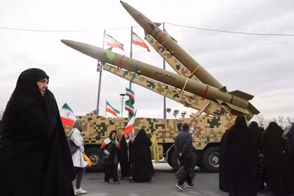 Người dân tham dự lễ kỷ niệm 47 năm cuộc cách mạng Hồi giáo ở Tehran. Ảnh: Reuters.