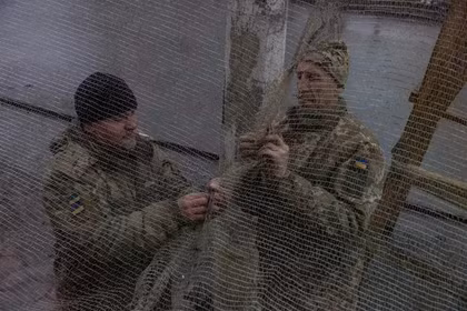 Các binh sĩ Ukraine che chắn các vị trí và vũ khí bằng lưới như một biện pháp chi phí thấp để bắt giữ và ngăn chặn máy bay không người lái của Nga. Ảnh: Getty.