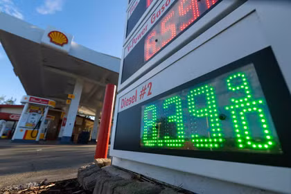 Giá dầu diesel hiện hành được hiển thị tại một trạm xăng ở Encinitas, California, Mỹ, ngày 21/10. Ảnh: Reuters.