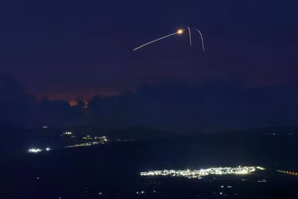 Ngày 11/4, tên lửa bắn từ miền Nam Lebanon đã bị hệ thống phòng không Iron Dome của Israel đánh chặn trên khu vực Thượng Galilee. Ảnh: AFP.
