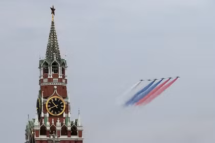 Máy bay phản lực Su-25 phun khói mang màu sắc quốc kỳ Nga khi bay về phía Tháp Spasskaya của Điện Kremlin trong một cuộc diễn tập bay biểu diễn cho cuộc duyệt binh kỷ niệm 81 năm chiến thắng phát xít Đức trong Thế chiến II, tại trung tâm Moscow, Nga ngày 6/5. Ảnh: Reuters.