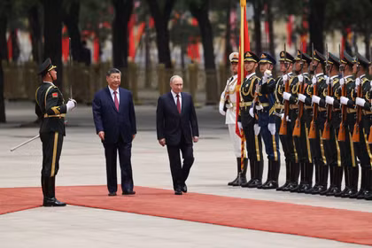Tổng thống Nga Vladimir Putin và Chủ tịch Trung Quốc Tập Cận Bình duyệt đội danh dự trong buổi lễ đón tiếp tại Đại lễ đường Nhân dân ở Bắc Kinh, Trung Quốc, ngày 20/5. Ảnh: Reuters.