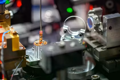 Hệ thống laser kim cương phát hiện sự thay đổi trong từ trường với độ tương phản quang học 100%. Ảnh: IE.