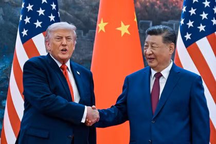 Tổng thống Mỹ Donald Trump và Chủ tịch Trung Quốc Tập Cận Bình trong cuộc gặp tại Bắc Kinh hôm 14/5. Ảnh: CNN.