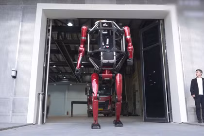 Mẫu robot này có khả năng chuyển đổi giữa tư thế đi bằng hai chân và tư thế đi bằng bốn chân. Ảnh: IE.