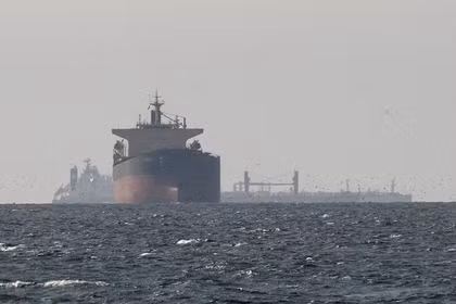 Các tàu chở hàng ở Vịnh Ba Tư, gần eo biển Hormuz, nhìn từ phía bắc Ras al-Khaimah, ngày 11/3. Ảnh: Reuters.