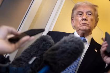Tổng thống Donald Trump nói chuyện với các phóng viên trên chuyên cơ Không lực Một sau khi rời sân bay quốc tế Bắc Kinh vào ngày 15/5, trên đường trở về Mỹ. Ảnh: AFP.
