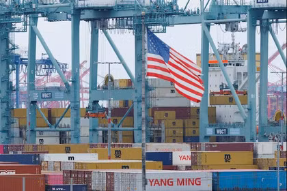 Các container vận chuyển từ Trung Quốc đang đậu tại cảng Los Angeles ở San Pedro, California, Mỹ ngày 5/11/2025. Ảnh: Reuters.