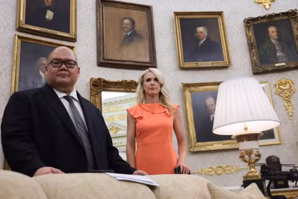 Natalie Harp, trợ lý điều hành của Tổng thống Mỹ Donald Trump, lắng nghe ông phát biểu trong cuộc họp với các giám đốc điều hành ngành du lịch tại Phòng Bầu dục ở Nhà Trắng, Washington, D.C., Mỹ, ngày 2/9. Ảnh: Reuters.