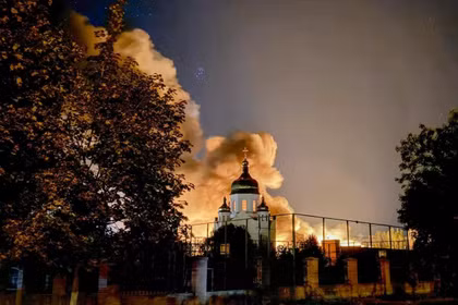 Khói bốc lên ở Zaporizhzhia, Ukraine, hôm thứ Năm sau một cuộc tấn công của Nga. Ảnh: EPA.