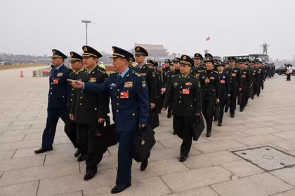 Các đại biểu quân đội tại Quảng trường Thiên An Môn trước thềm phiên khai mạc Hội nghị Hiệp thương Chính trị Nhân dân Trung Quốc (CPPCC) tại Đại lễ đường Nhân dân ở Bắc Kinh, Trung Quốc ngày 4/3. Ảnh: Reuters.