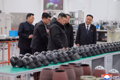 Hình ảnh do hãng thông tấn chính thức của Triều Tiên, KCNA, công bố ngày 4/1 cho thấy nhà lãnh đạo Triều Tiên Kim Jong-un đến thăm một nhà máy quân sự và kiểm tra tình trạng sản xuất vũ khí dẫn đường chiến thuật tại Triều Tiên. Ảnh: KCNA.