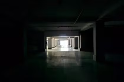 Những hành lang tối đen như mực và các công trình không có đèn chiếu sáng đã trở thành hiện thực hàng ngày ở Iran khi tình trạng mất điện luân phiên. Ảnh: AJ.
