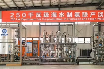 Nhà máy thiết bị 250 kW này đồng thời sản xuất hydro và nước ngọt từ nước biển. Ảnh: SCMP.