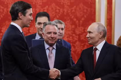 Tổng thống Nga Vladimir Putin bắt tay với Jared Kushner, con rể của Tổng thống Mỹ Donald Trump, trong khi Đặc phái viên Mỹ Steve Witkoff đứng gần đó, trong một cuộc gặp tại Điện Kremlin ở Moscow, Nga, ngày 5/9. Ảnh: Reuters.