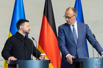 Thủ tướng Đức Friedrich Merz (phải) và Tổng thống Ukraine Volodymyr Zelensky tham dự cuộc họp báo tại Berlin, Đức vào ngày 14/4. Ảnh: Getty.