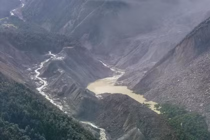 Một hồ chắn đã hình thành sau khi dòng chảy bùn đá từ vụ sạt lở đất hôm thứ Tư ở Nepal chặn một con sông ở thượng nguồn cảng Gyirong thuộc phía biên giới Trung Quốc. Ảnh: Xinhua.