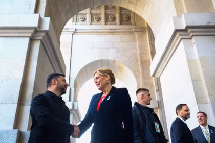 Chủ tịch Quốc hội Đức Julia Kloeckner chào đón Tổng thống Ukraine Volodymyr Zelensky trước thềm cuộc hội đàm tại Hạ viện Đức ở Berlin, ngày 15/12. Ảnh: Reuters.