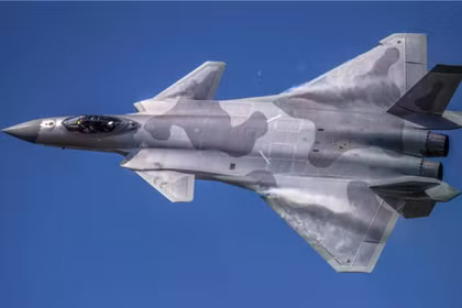 J-20, hay còn gọi là “Mãnh Long”, được xem là câu trả lời của Trung Quốc đối với máy bay F-22 Raptor của Mỹ. Ảnh: SCMP.