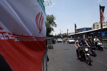 Người dân lái xe trên một con phố ở Tehran, Iran, ngày 18/6. Ảnh: Reuters.