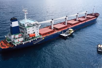Hình ảnh từ trên không của tàu chở hàng khô Razoni, chở 26.527 tấn ngô, rời cảng Odessa hướng đến Lebanon vào ngày 3/8/2022. Ảnh: Getty.