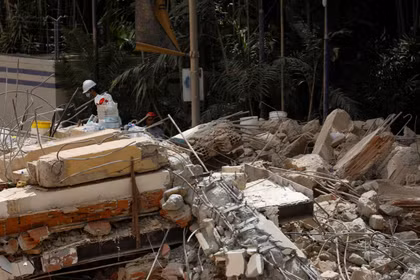 Hình ảnh tàn tích của một tòa nhà bị sập sau trận động đất ở Caracas, Venezuela, ngày 25/6. Ảnh: Reuters.