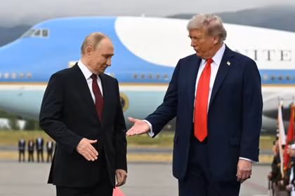 Tổng thống Mỹ Donald Trump (phải) bắt tay với Tổng thống Nga Vladimir Putin trên đường băng tại một căn cứ quân sự ở Anchorage, Alaska vào tháng 8. Ảnh: AFP.