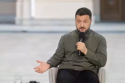 Tổng thống Ukraine Volodymyr Zelensky đã tiết lộ nhiều chi tiết về việc cách chức Bộ trưởng Quốc phòng và khó khăn của quân đội trong cuộc xung đột với Nga. Ảnh: EPA.